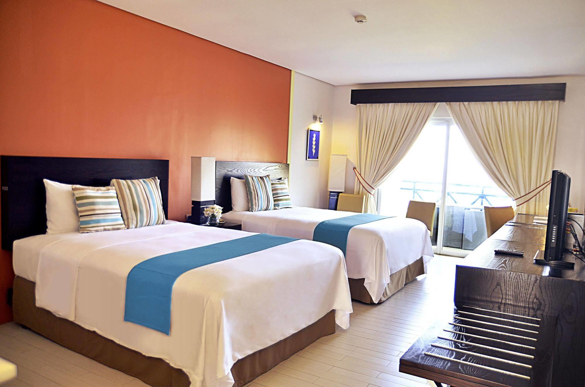 Thunderbird Resorts - Poro Point San Fernando City  Экстерьер фото